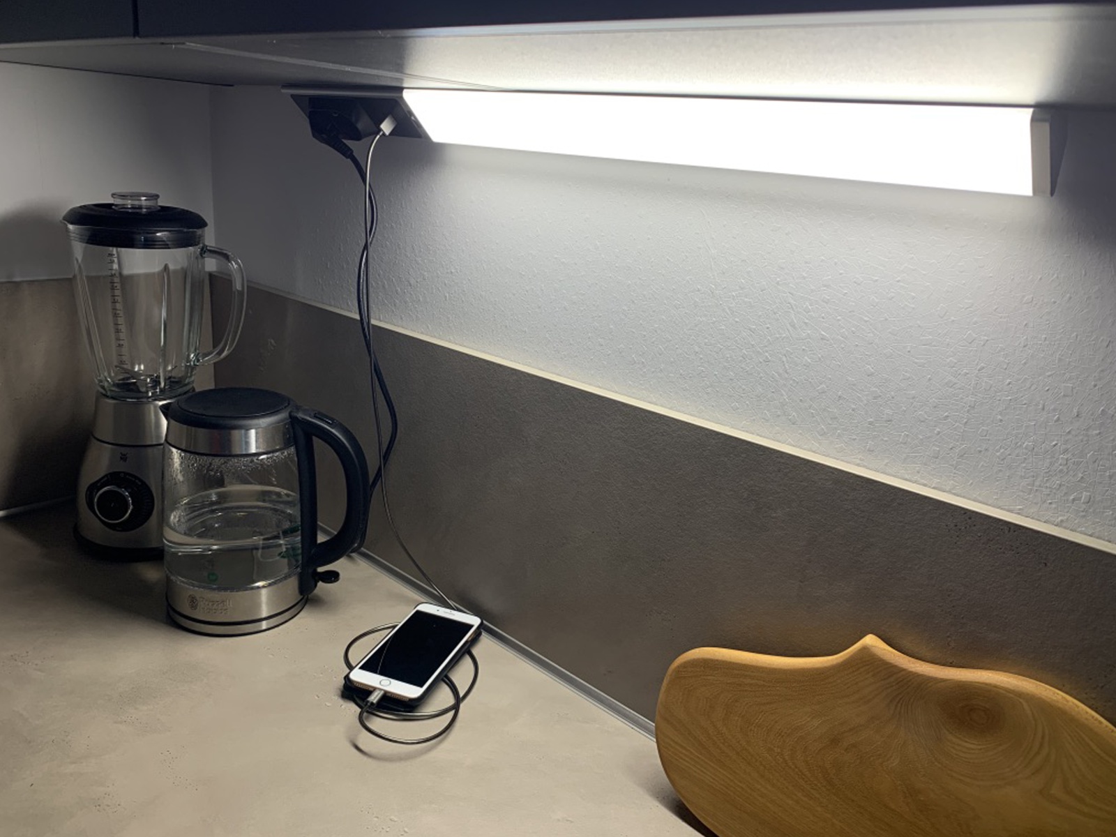 Bold Lighting LED-Unterbauleuchte Dante, 18 W, 1500 lm, 4000 K, 80 cm, 2-fach Steckdose, 2x USB